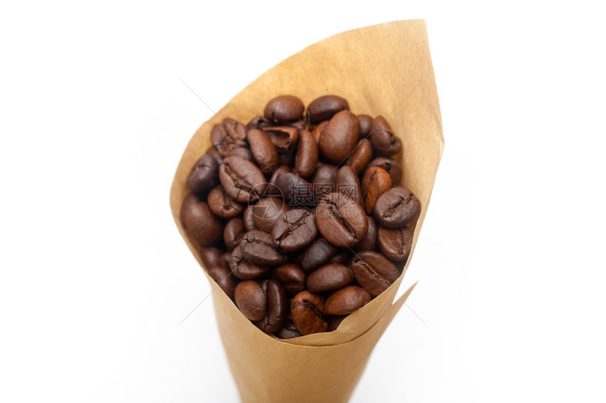 咖啡豆在纸锥上咖啡豆在白色背景上图片
