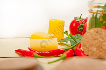 意大利意大利意大利面食配番茄薄荷和辣椒图片