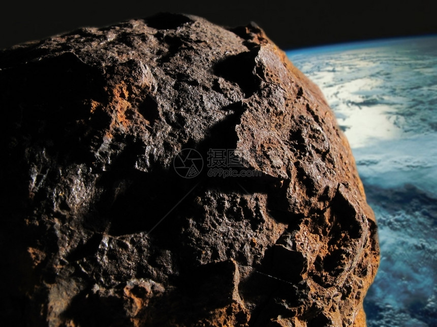 一颗小行星靠近陆地冒着巨大的危险图片