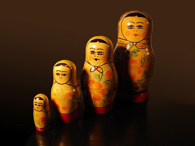 棕色背景的四张俄罗斯马特约什卡图片