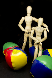 一个人类夫妇拥抱与杂耍球的明亮颜色图片