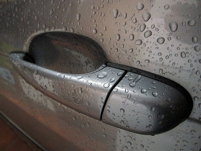 一辆淋雨车的门把手高清图片