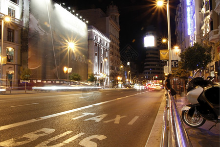 晚上在马德里GranVia的著名和典型街道图片