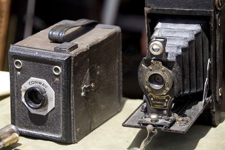 两个非常古老的照相机图片