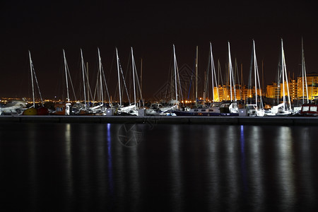 夜间在港口航行的帆船图片