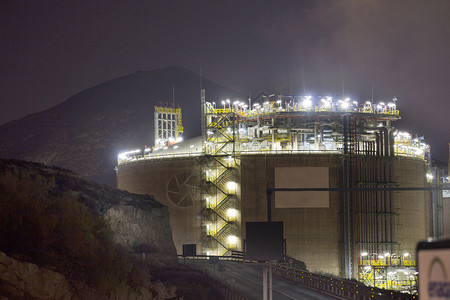 夜间配满月光的石油化工炼厂图片