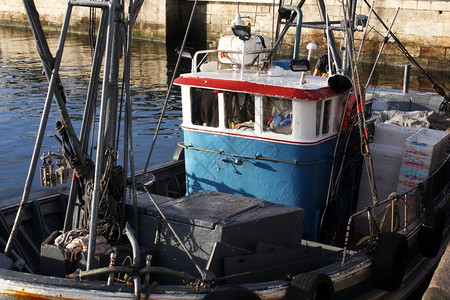 在港口停泊的渔船图片