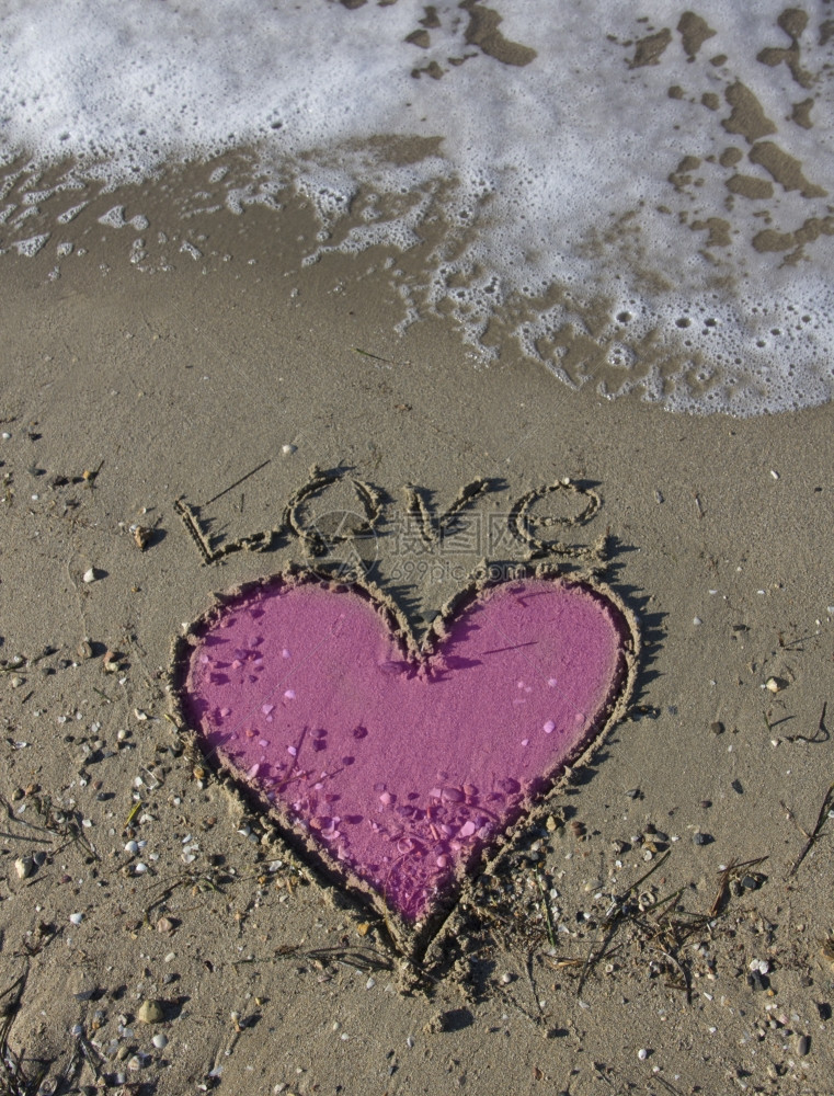 海滩沙中的爱和心图片