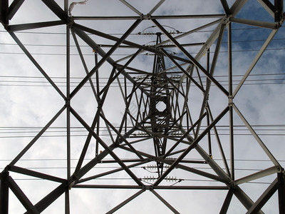 从下方中心部分观测到的电线塔背景图片
