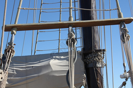 美丽的旧木帆船细节图片