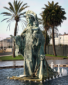 西班牙科鲁纳的处女雕塑图片