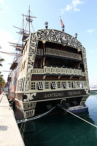 西班牙圣蒂玛特立尼达的著名西班牙加莱昂桑蒂西马船尾背景图片