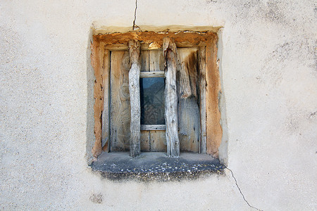 水泥墙上的旧窗户图片