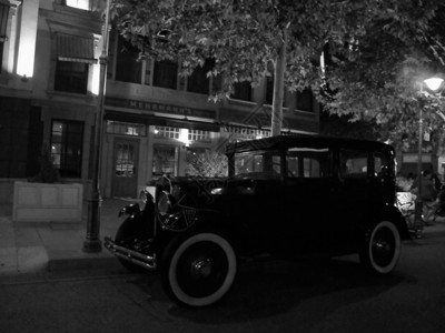 1930年的旧车晚上在街图片