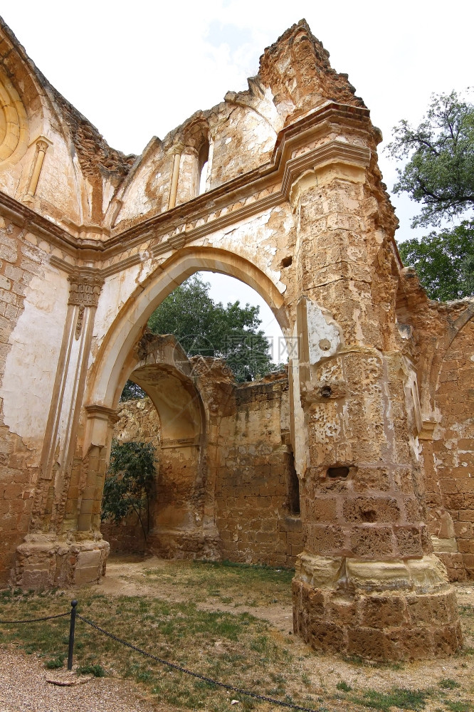 西班牙新埃瓦洛斯194年建造的著名石修道院的废墟中图片