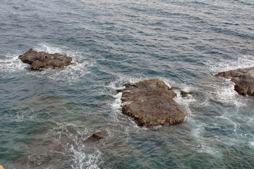 有着蓝色海洋和美丽的悬崖沿海景观图片