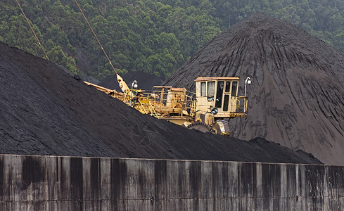矿中煤炭的大型挖掘机背景图片