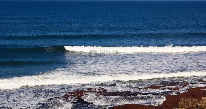 海岸的波浪破图片