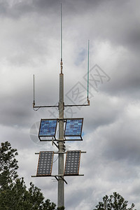 配备太阳能充电池板的无线天图片
