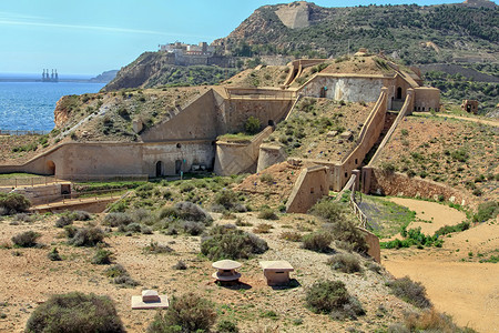 西班牙卡塔赫纳市古代海岸防卫总部的废墟图片