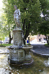 站在喷泉里的女雕像图片