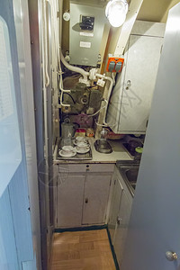 旧潜艇狭窄的厨房图片