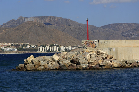 西班牙马扎龙镇的灯塔和小型捕鱼港口图片