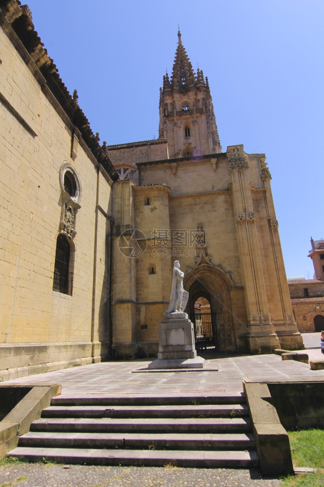 西班牙奥维多圣萨尔瓦大教堂图片