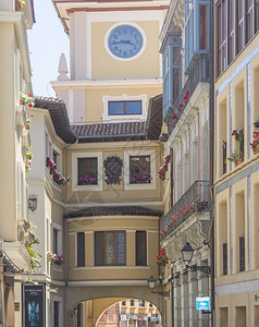 西班牙奥维多旧城的彩色房屋图片