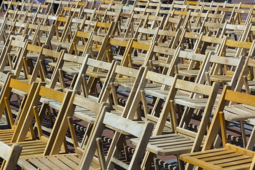 有许多木制椅子有排成一的木制椅子图片