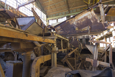 在战后废弃的煤矿中销毁机械背景