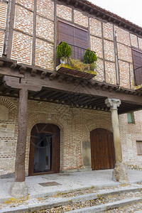 在西班牙阿雷瓦罗用木头装饰的阳台图片