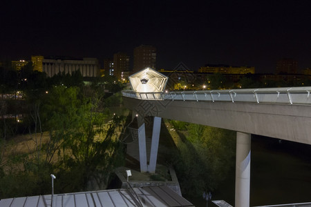 莫诺的桥行人道西班牙巴利亚多德的现代夜间结构背景图片