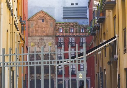 一座城市内表面油漆的建筑物图片