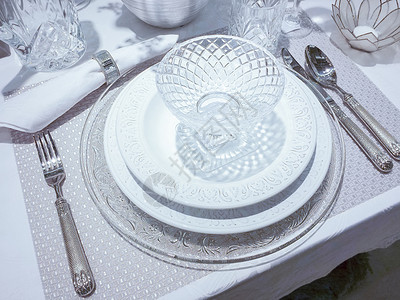 闪的银餐具和陶瓷奢侈品图片