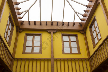 黄色多彩覆盖的阳台和木梁背景图片