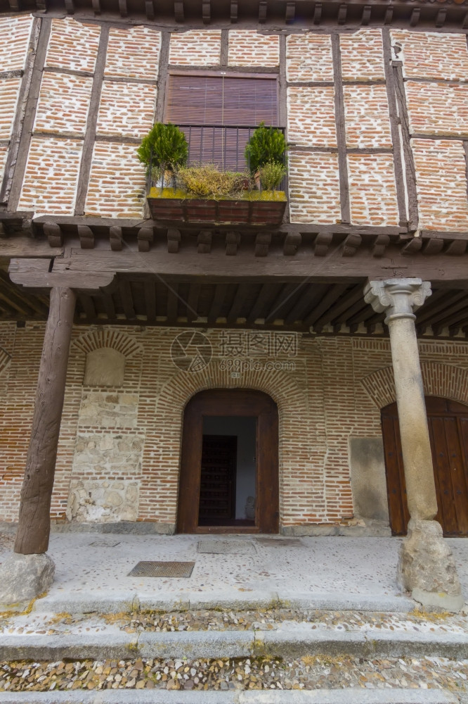 在西班牙阿雷瓦罗用鲜花装饰的阳台图片