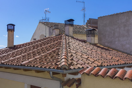 西班牙塞戈维亚典型的颠倒屋顶砖瓦和烟囱图片