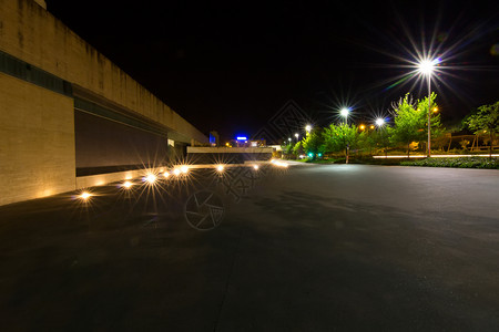 西班牙巴利亚多德的孤独街道一夜之间背景图片