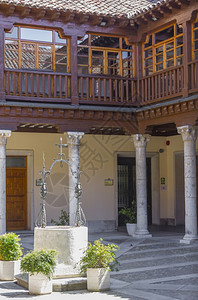 西班牙AlcaladeHenares有木甲板和石柱的漂亮院子图片