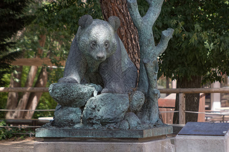 铜中的熊猫雕像图片