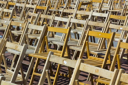 有许多木制椅子有排成一的木制椅子图片