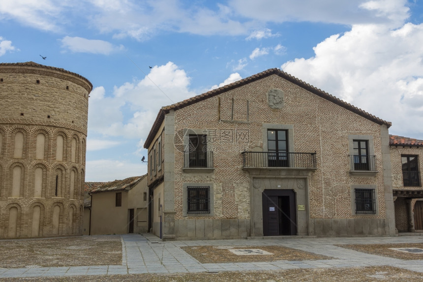西班牙阿雷瓦罗的蓝色天空和白云的教堂典型房屋图片