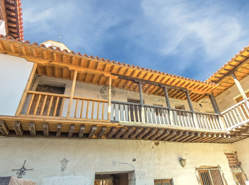 西班牙美丽的旧建筑有白墙和木甲板图片