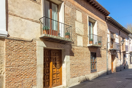 西班牙阿尔卡拉德赫纳雷斯的典型房屋图片