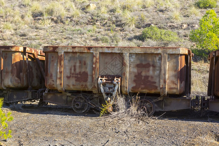 使用自动系统的煤矿垃圾场中旧车图片