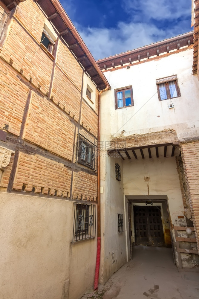 西班牙美丽的旧建筑有白墙和木甲板图片