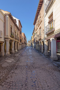 西班牙阿尔卡拉德赫纳雷斯老城的鹅卵石街道图片