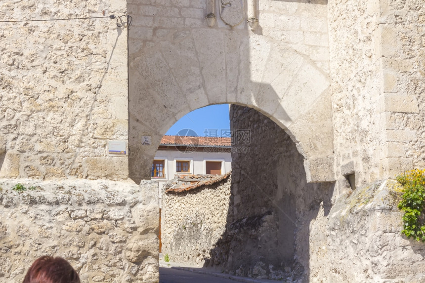 西班牙库埃拉尔村穆德贾时代的旧石墙和入口图片