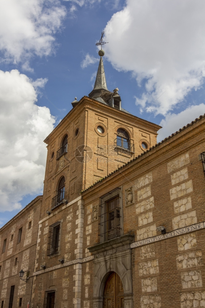 西班牙阿尔卡拉德赫纳雷斯市古老历史学校图片